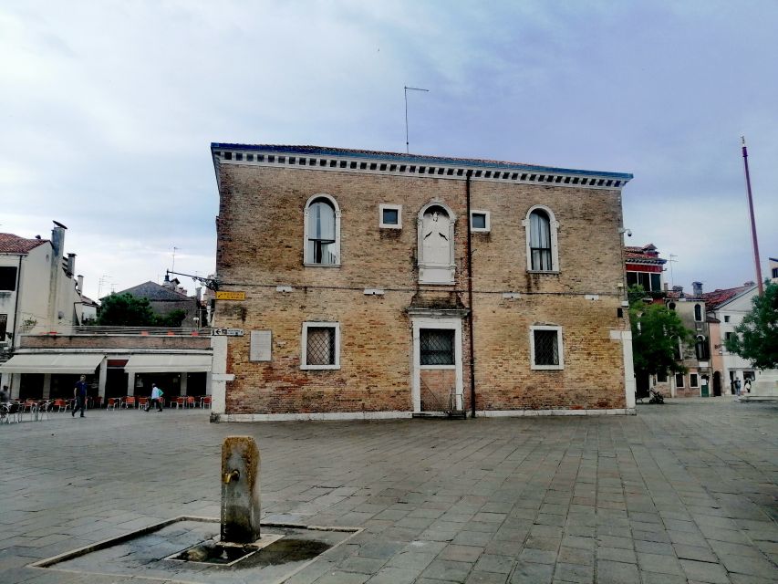 Venice: Off the Beaten Path Walking Tour - The canal market and a glimpse of daily life
