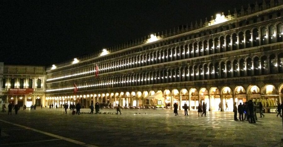Venice: Private After Dark Tour and Gondola Ride - Ending at Campo Santi Giovanni e Paolo