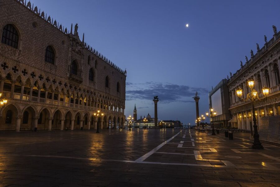 Venice: Private After Dark Tour and Gondola Ride - Starting at Campo San Giacometto