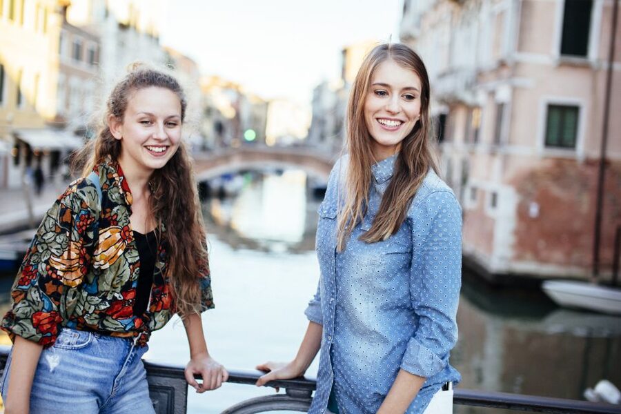 Venice: Private Evening Tour w/ Drinks & Bites in Cannaregio - Canal views and small moments between bars