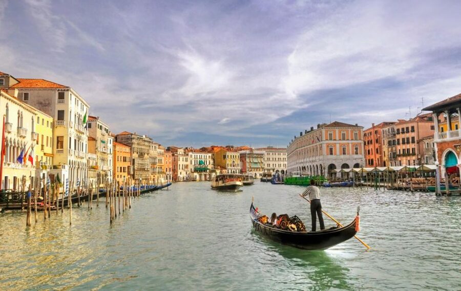 Venice: Private Gondola Cruise for up to 5 Passengers - Key points to know