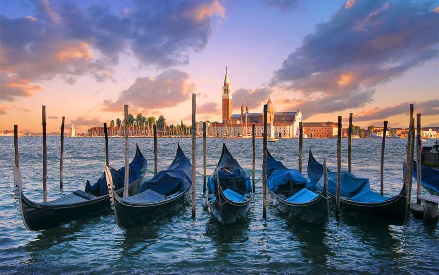 Venice: Private Gondola Cruise for up to 5 Passengers - Daytime or after dark?
