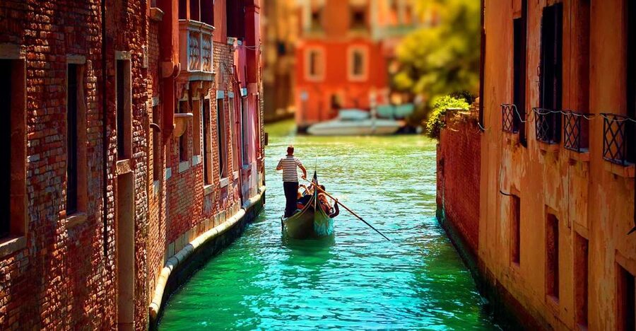 Venice: Private Gondola Cruise for up to 5 Passengers - The private format and passenger limits