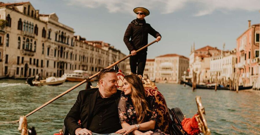 Venice: Private Gondola Ride with Professional Photographer - Booking flexibility and languages