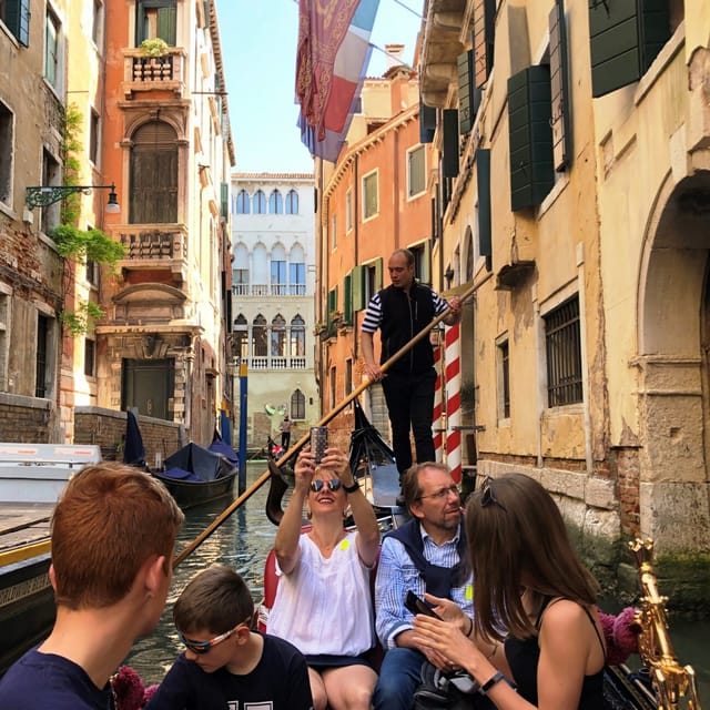 Venice: Private Grand Canal Gondola Ride from Rialto - Commentary, Atmosphere, and Expectations