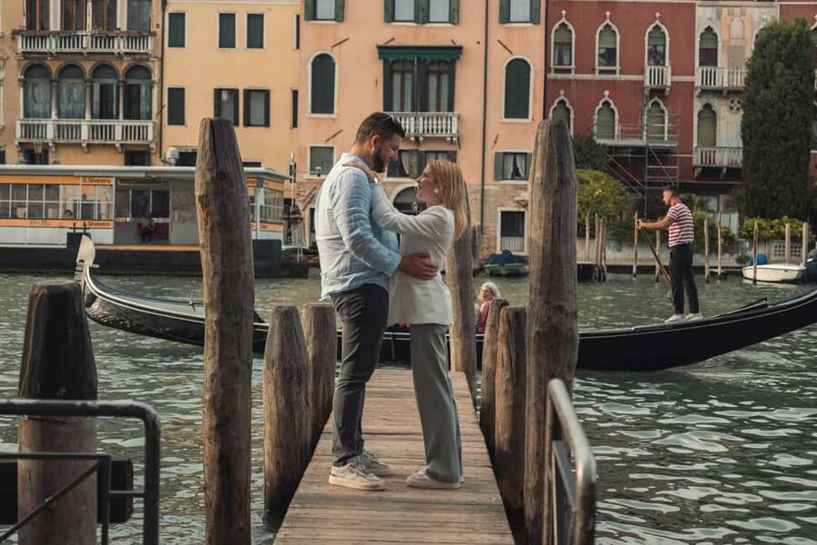 Venice: Private Professional Photoshoot - Rialto Bridge - Rialto Market and the fish market area