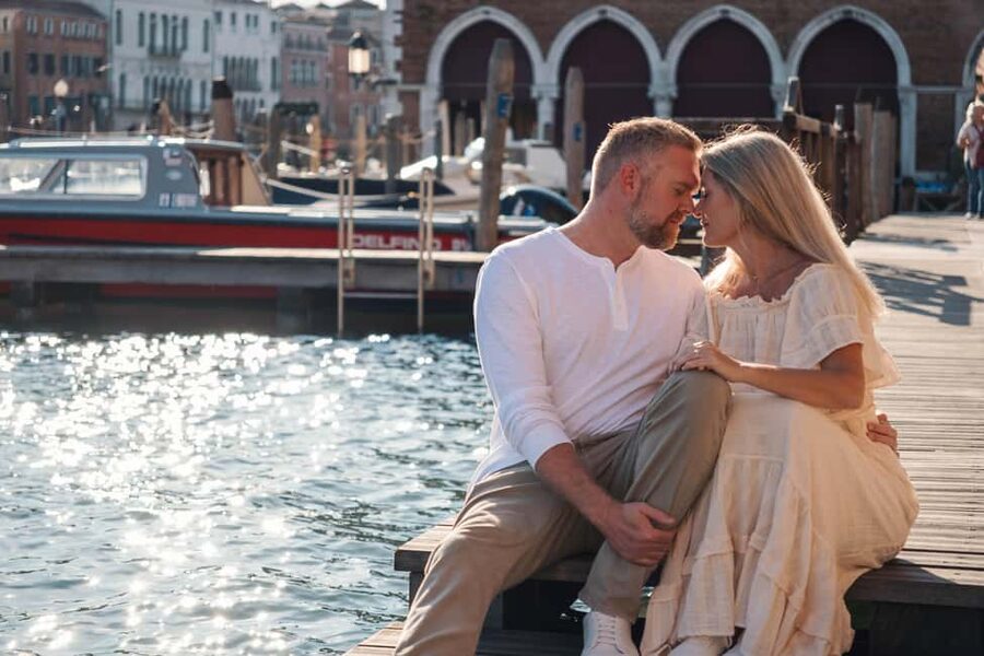 Venice: Private Professional Photoshoot - Rialto Bridge - Starting at Coop near the gondola station