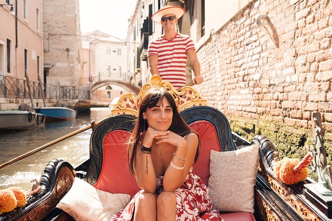 Venice Professional Photoshoot (up to 6 people included) - Starting near Chiesa di San Zaccaria
