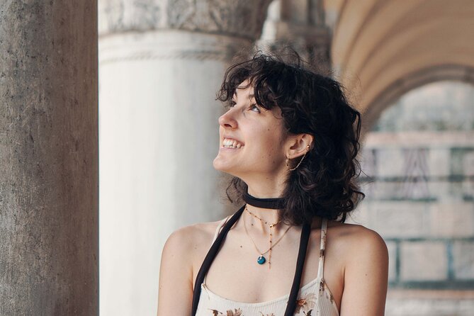 Venice Professional Photoshoot (up to 6 people included) - Canals, walking shots, and a more natural look