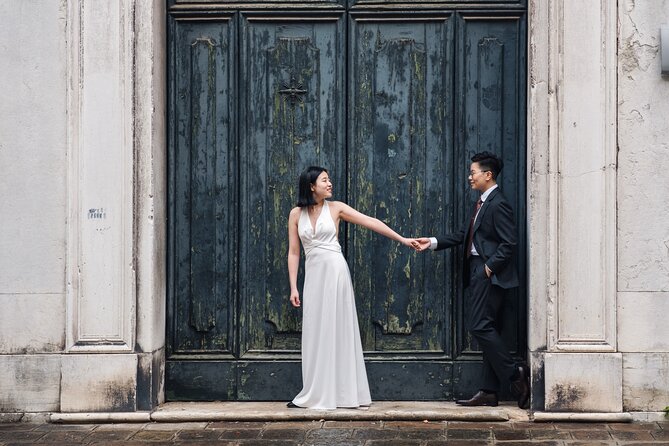 Venice Professional Photoshoot (up to 6 people included) - What the photographer adds