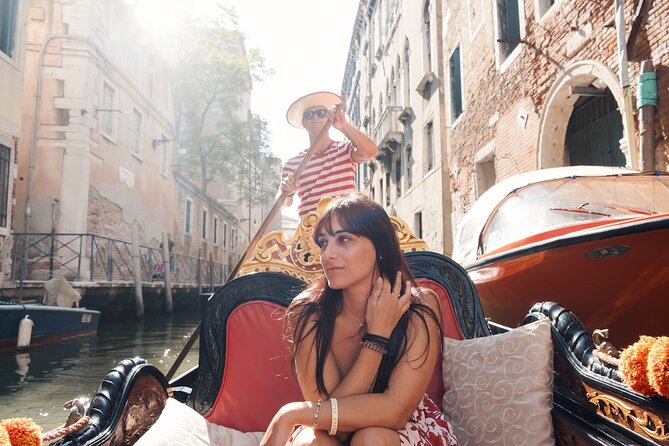 Venice Professional Photoshoot (up to 6 people included) - The gondola option and its limits
