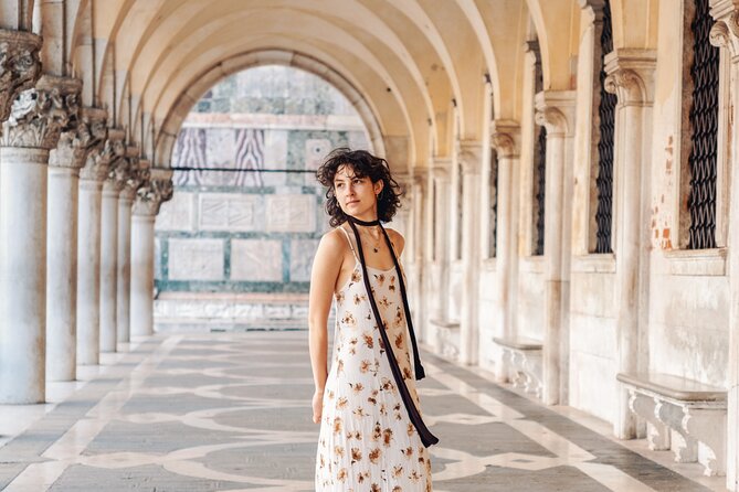 Venice Professional Photoshoot (up to 6 people included) - Palazzo Ducale and the Bridge of Sighs