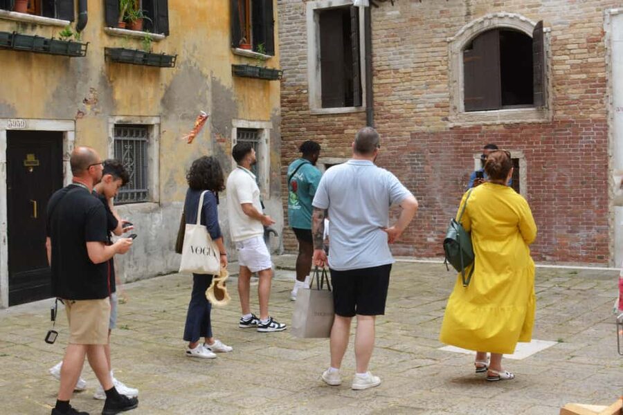 Venice: Rialto Bridge & Offbeat Unusual Venice Walking Tour - Adding the 30-minute gondola ride