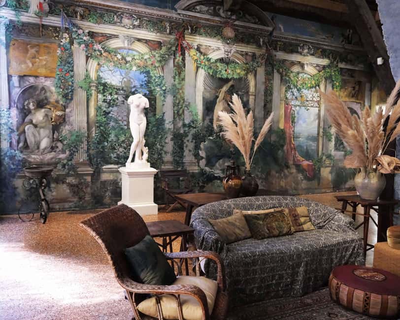 Venice: Rialto Bridge & Offbeat Unusual Venice Walking Tour - Guide quality and group experience