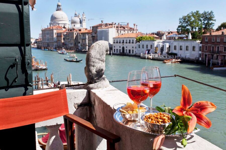 Venice: Romantic Palace Dinner and Private Gondola Ride - From Campo Santa Maria del Giglio to the water