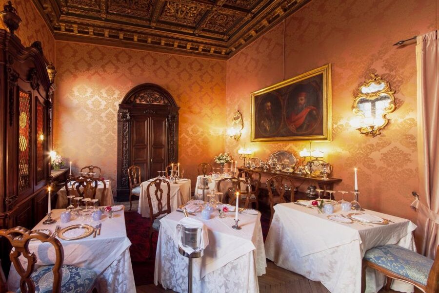 Venice: Romantic Palace Dinner and Private Gondola Ride - Timing, weather, and practical details