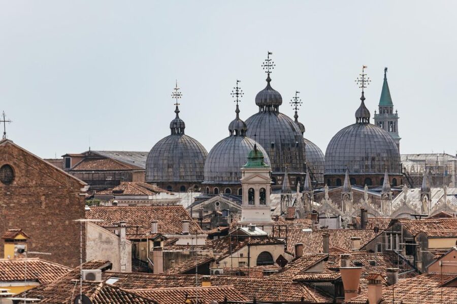 Venice: Rooftop Terraces Tour with Prosecco - The 15-minute walk through quieter Venice
