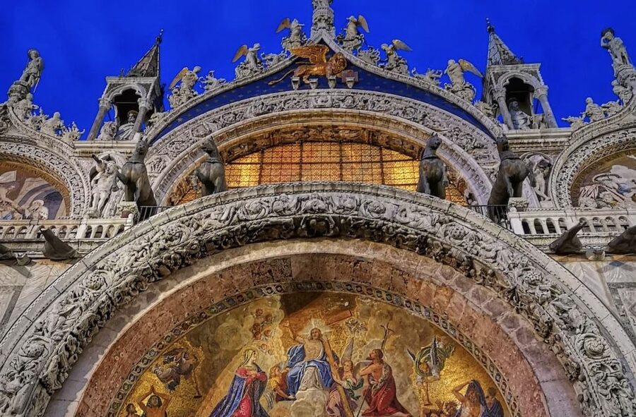 Venice: Saint Mark's Basilica Private Tour at Night - Understanding the gold mosaics and changing architecture