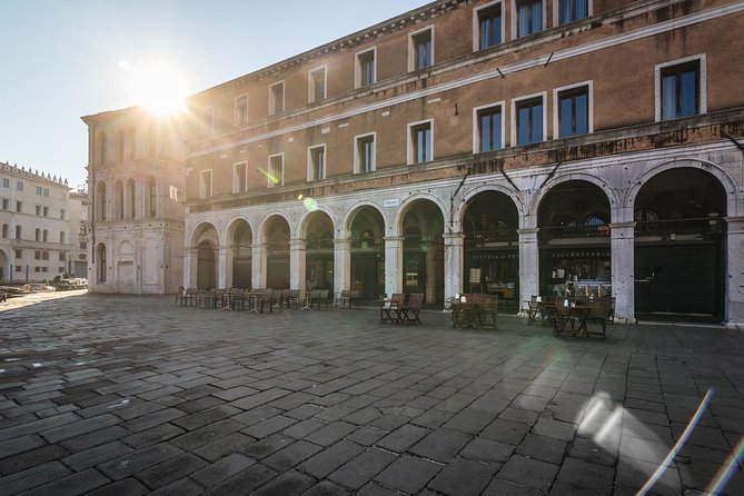 Venice: San Marco to Rialto Walking Tour & Spritz Like a Local - The bacaro spritz break