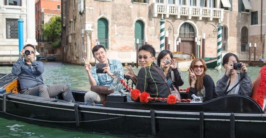 Venice: Shared Gondola Ride - What the shared gondola feels like