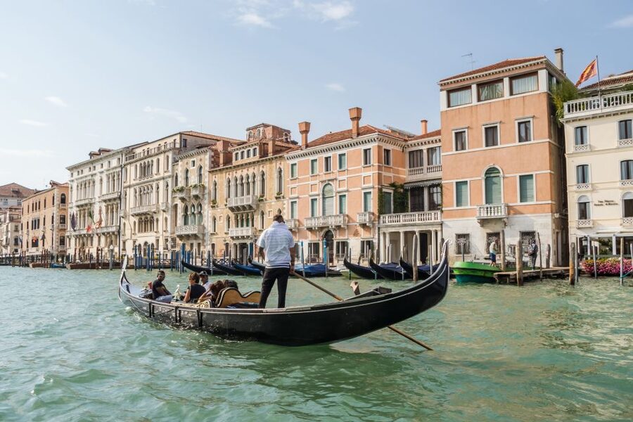Venice: Shared Gondola Ride Across the Grand Canal - What the gondolier does, and does not do