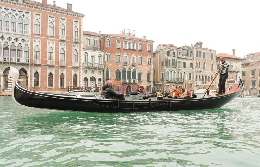 Venice: Shared Gondola Ride and Serenade - Who should book this experience
