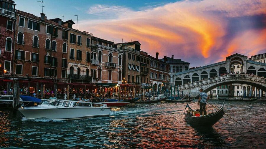Venice: Shared Gondola Ride at Sunset - What this Venice gondola ride actually delivers