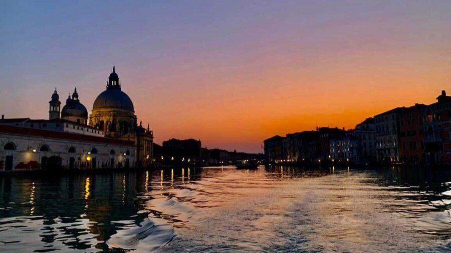 Venice: Shared Gondola Ride at Sunset - Sunset light, weather, and expectations
