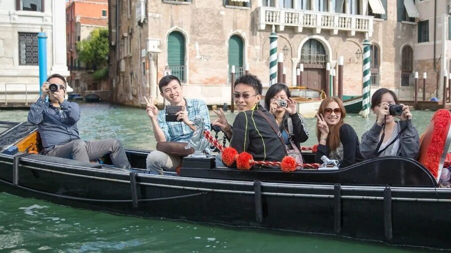 Venice: Shared Gondola Ride at Sunset - Photos, romance, and the risk of a crowded view