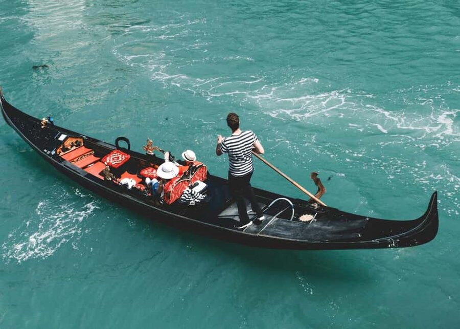 Venice: Shared Gondola Through breathtaking Bridge of Sighs - What this Venice gondola ride really offers