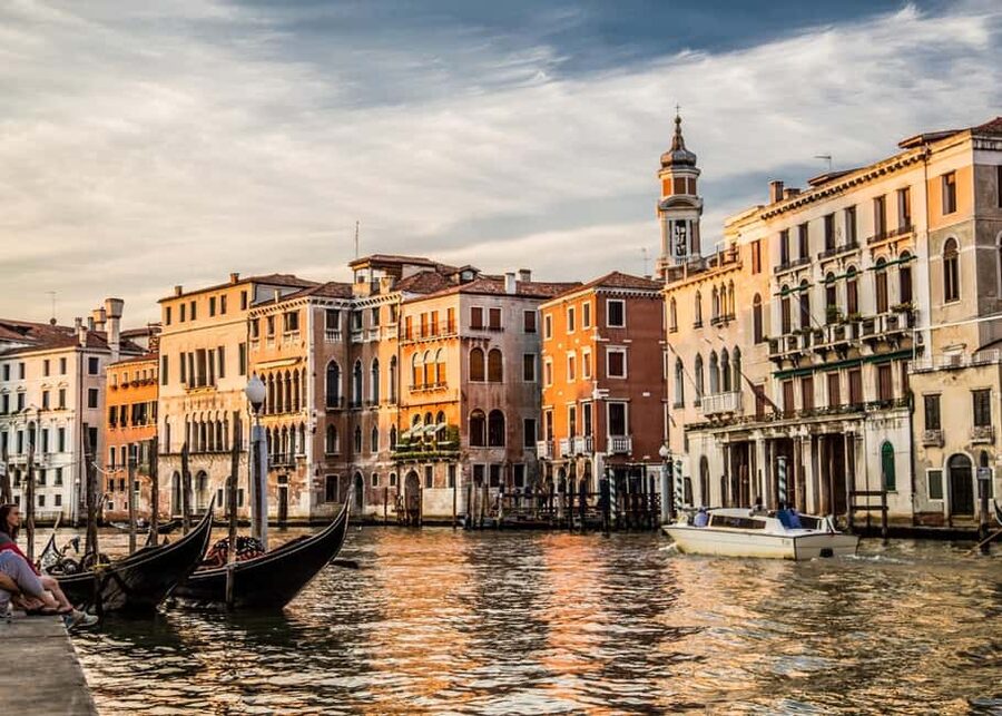 Venice: Shared Gondola Through breathtaking Bridge of Sighs - Commentary, languages, and the small group setup