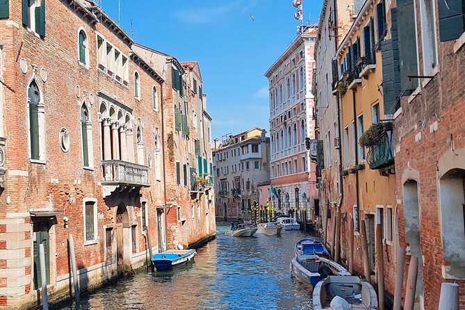 Venice Sightseeing Small Group Walking Tour with a Local Guide - Crossing Rialto Bridge into Venice’s trading past