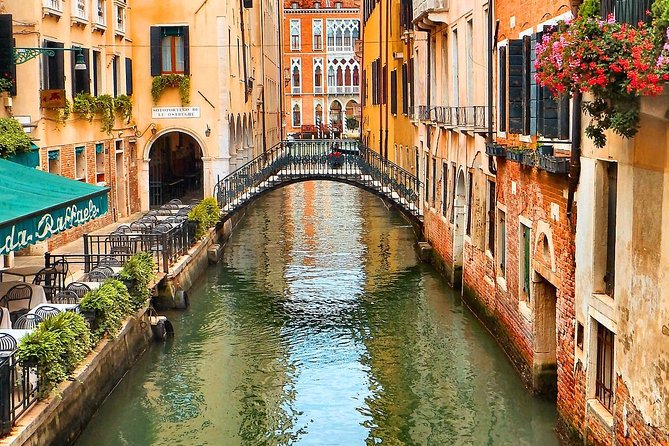 Venice Sightseeing Walking Tour with a Local Expert - Campo San Polo and Venice’s open-air rooms