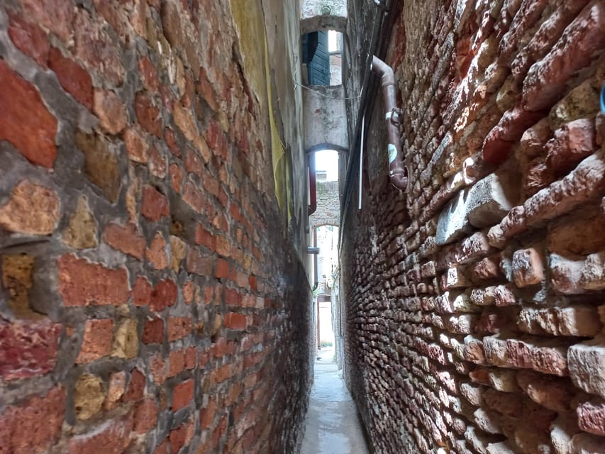 Venice Small-Group Walking Tour: Secrets & Hidden Gems - Bridges, canals, and Ponte Chiodo