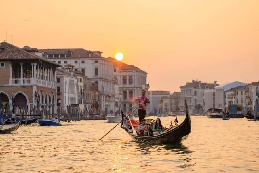 Venice: St. Mark's, Doges Palace, Rialto, and Gondola Tour - Key points at a glance