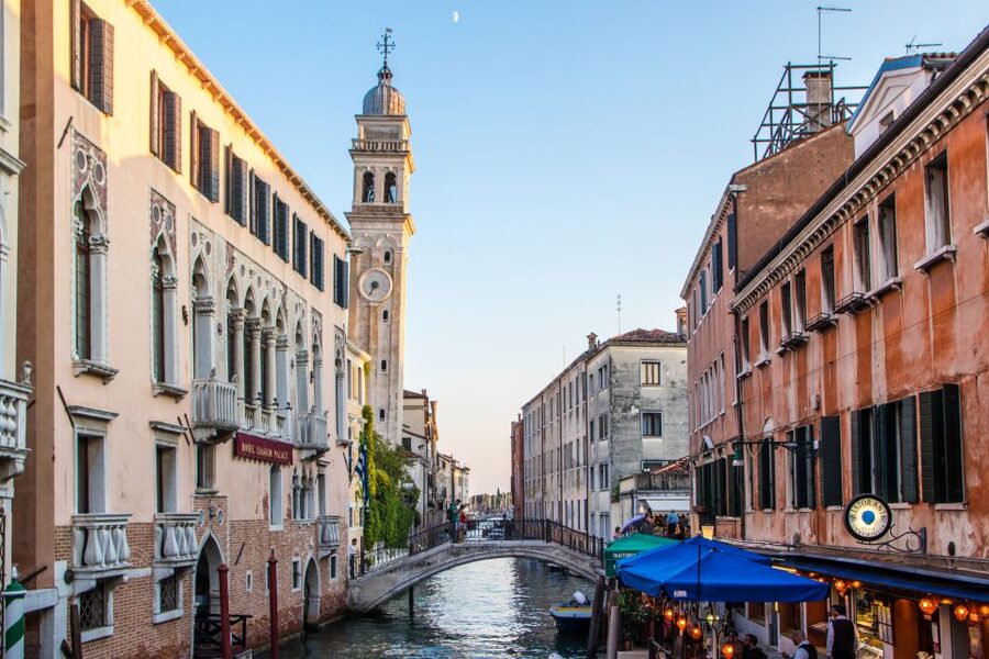 Venice: Sunset Cruise by Typical Venetian Boat - Boat size, comfort, and the romantic question