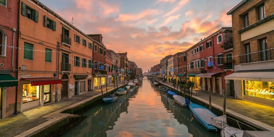Venice: Sunset or Evening Gondola Tour - Meeting-point advice that can save the experience