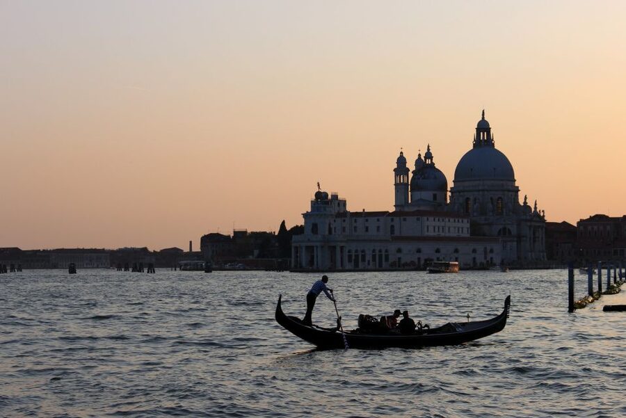 Venice: Sunset or Evening Gondola Tour - Comfort, clothing, and access