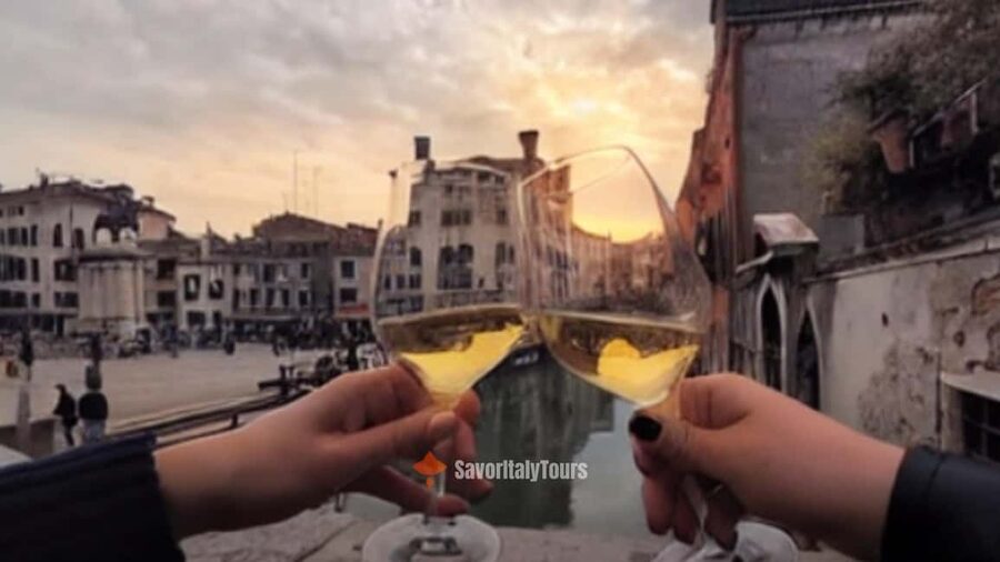Venice: Sunset Walking Tour with Food and Wine Tastings - Why an evening food tour works so well in Venice