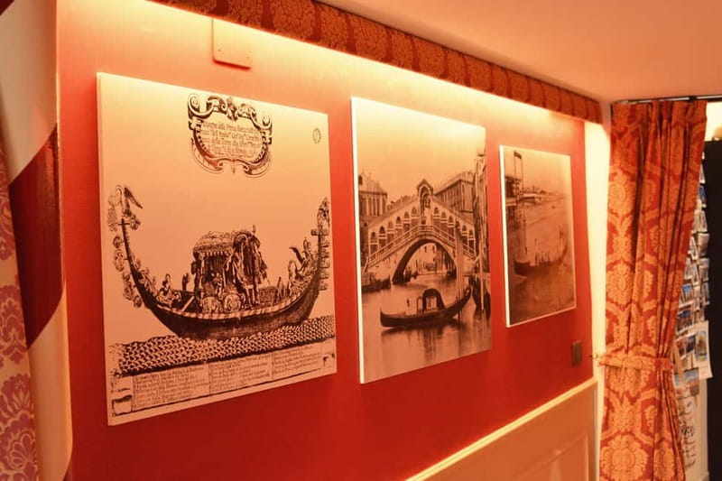 Venice: The Gondola Gallery 3D Experience - A Wooden Gondola to Build at Home