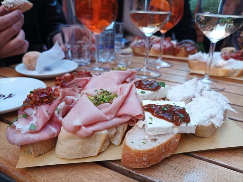 Venice: The Ultimate Food Tour with Wine & Spritz - Prosecco and toasted crostini