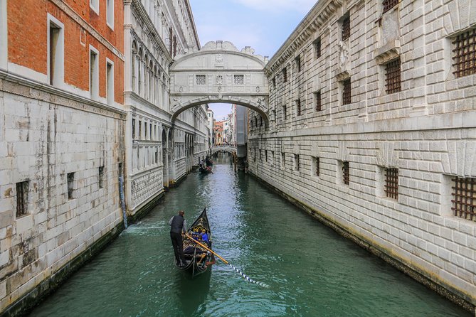 Venice Tour by High-Speed train from Florence - The Rialto Bridge explains Venice’s engineering problem