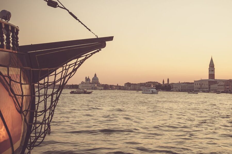Venice: Venetian Lagoon Tour and Galleon Dinner - Choosing between Central Deck, prow, and stern