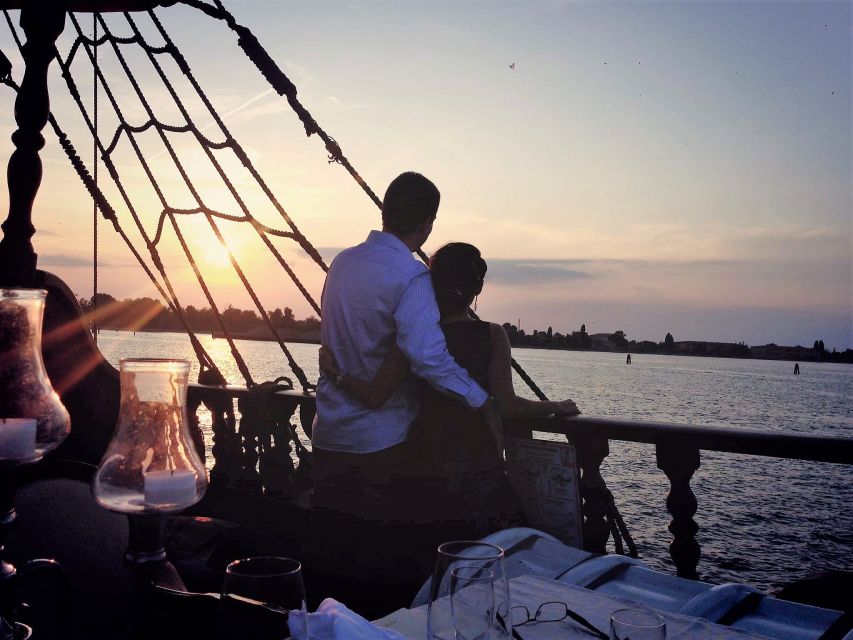 Venice: Venetian Lagoon Tour and Galleon Dinner - Murano, Mazzorbo, and Burano after dark