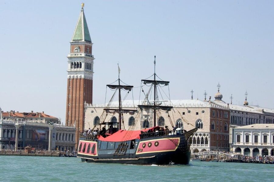 Venice: Venetian Lagoon Tour and Galleon Dinner - Returning past San Giorgio and San Marco