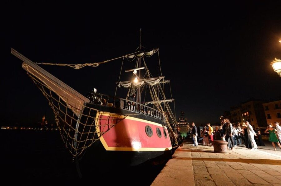 Venice: Venetian Lagoon Tour and Galleon Dinner - Service, music, and the mood on board