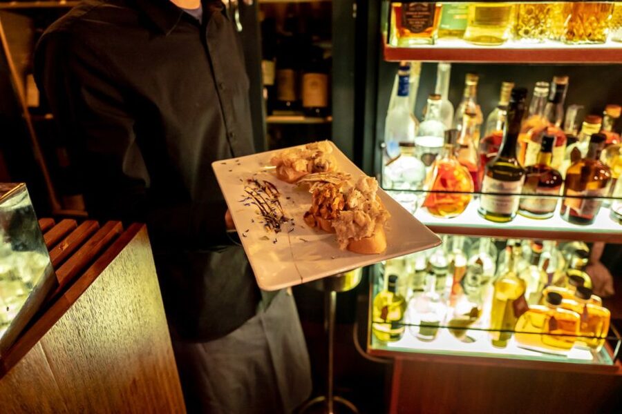 Venice: Venetian Style Carnival Pub Crawl - Second bacaro: where weather can change the experience