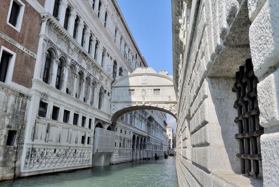 Venice Walking Tour and Doge's Palace Guided Visit - The Mercerie And The First Look At St. Mark’s Square