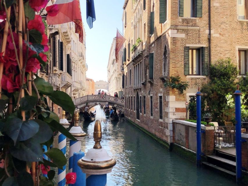 Venice Walking Tour and Doge's Palace Guided Visit - Crossing The Bridge Of Sighs