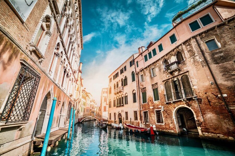 Venice: Walking Tour & Gondola Ride - Languages, group comfort, and the walking pace